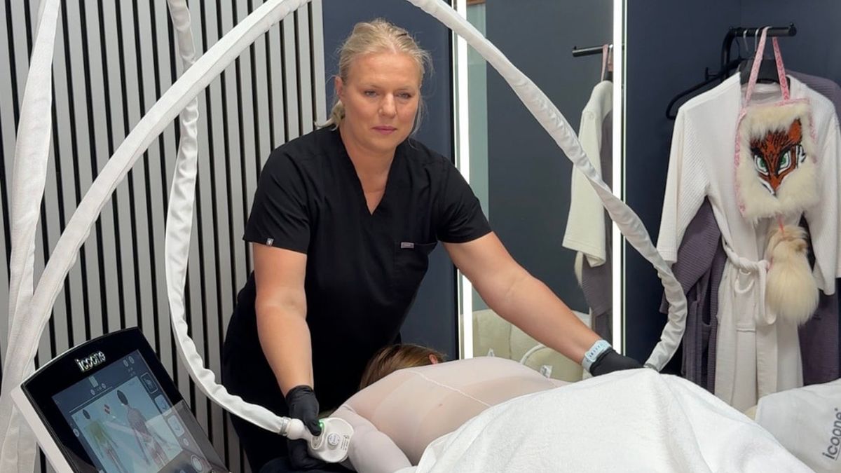 Technician performing an ICOONE session at Face and Body Perfection