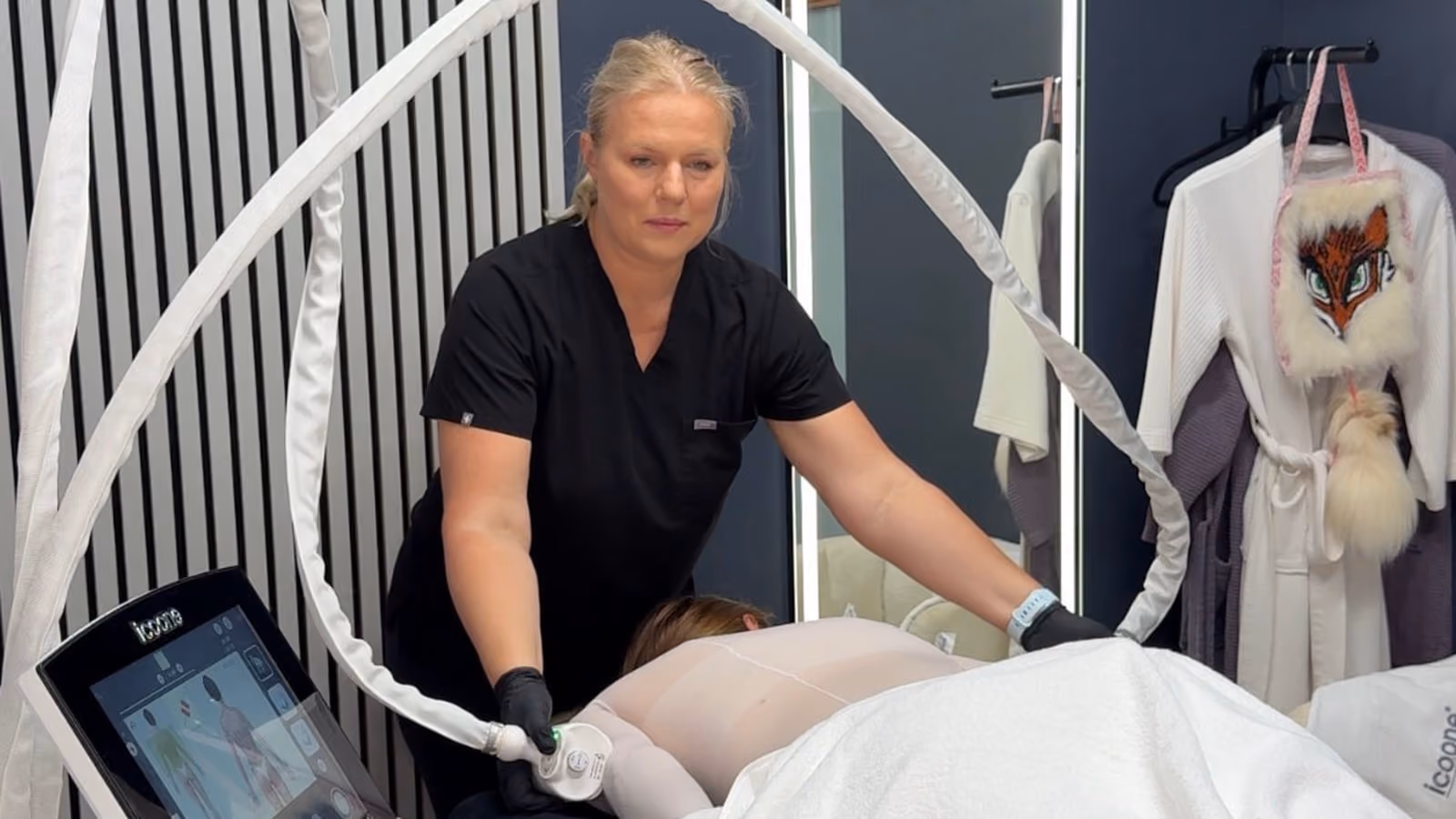 Technician performing an ICOONE session at Face and Body Perfection